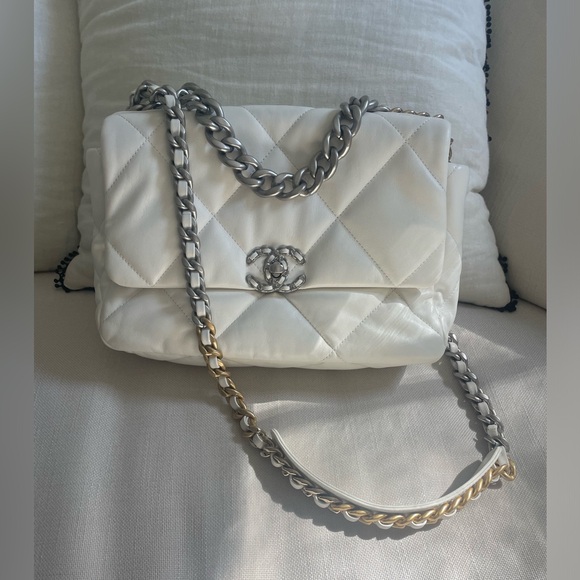 CHANEL 19 HANDBAG
Lambskin, Gold-Tone, Silver-Tone & Ruthenium-Finish Metal - Picture 3 of 15